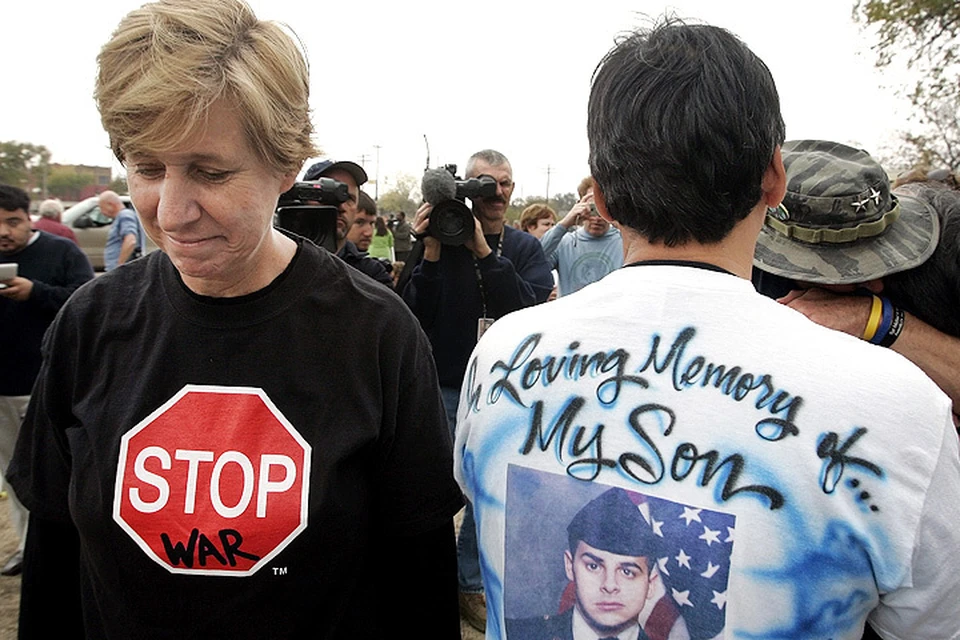 Синди Шихан (слева) на одном из антивоенных митингов. Фото: ASSOCIATED PRESS/FOTOLINK