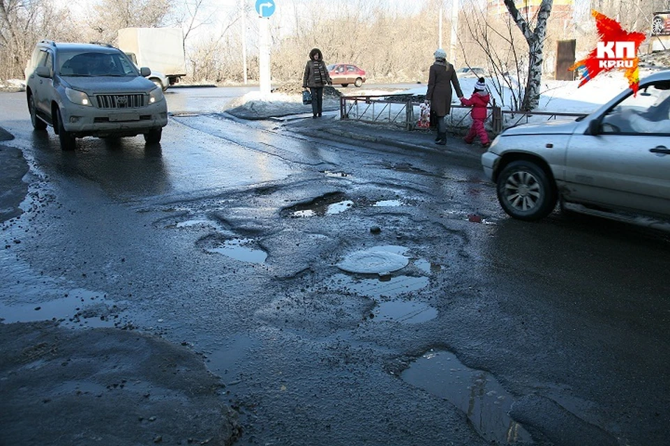 Оттепель в Ижевске: автомобилисты жалуются на огромные ямы на дорогах