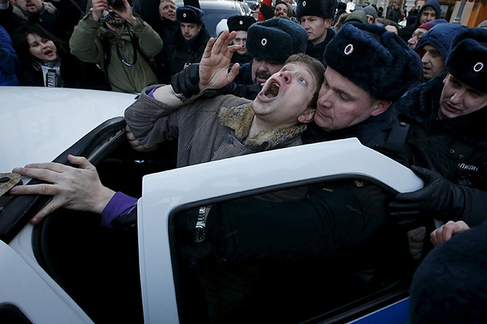 Акция продлилась около 40 минут. После этого полиция начала задерживать людей, обвиняя их в участии в несанкционированной акции