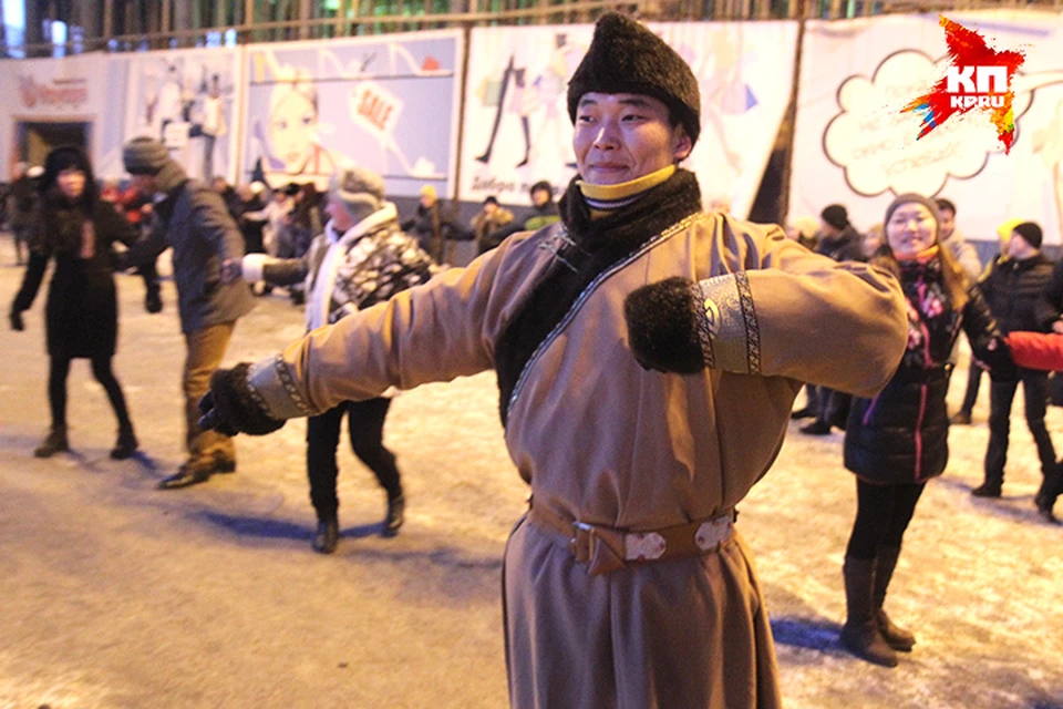 Бурятским танцем ехор отметили Восточный Новый год в Иркутске