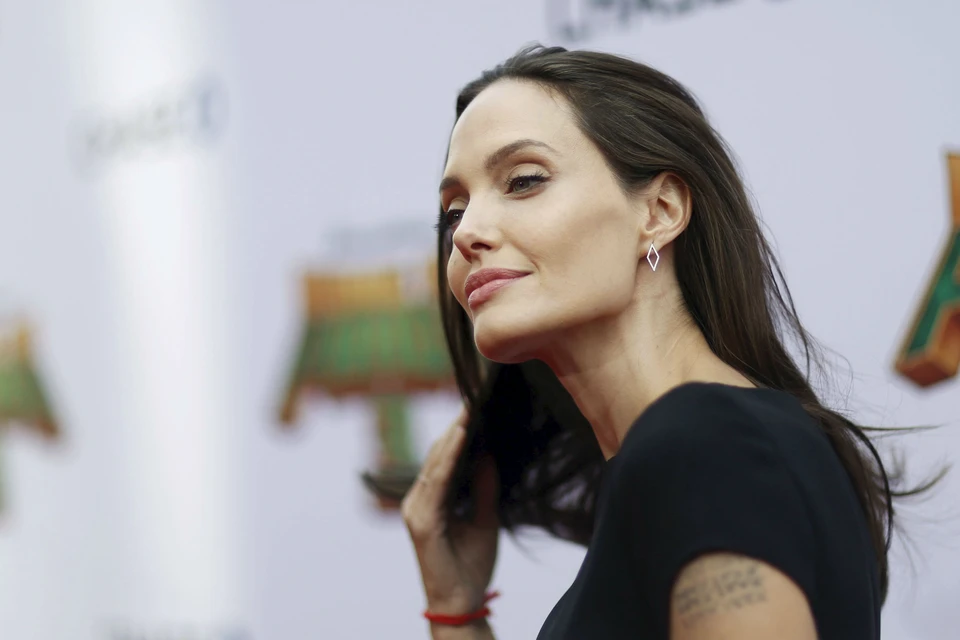 Снятый Анджелиной Джоли художественный фильм отвечает на многие вопросы о ее отношениях с супругом.