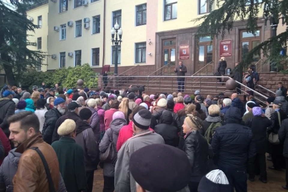 Пенсионеры Сочи вызвали к ответу мэра города ФОТО: blogsochi.ru