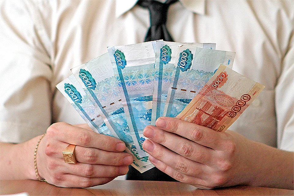 Рубль начал дешеветь, достигнув отметки 84,07 за евро
