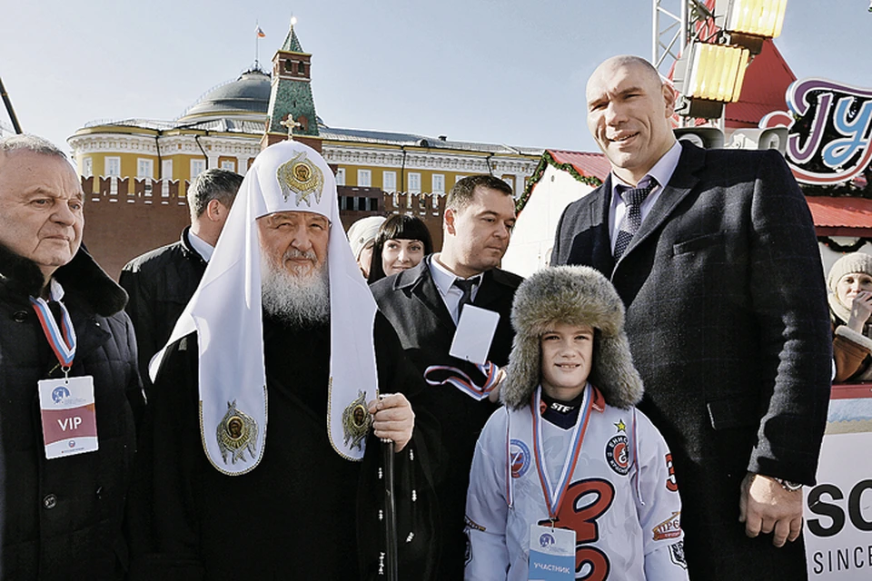 Святейший Патриарх своим присутствием намекнул, что важнейшим спортом для нас является русский хоккей.
