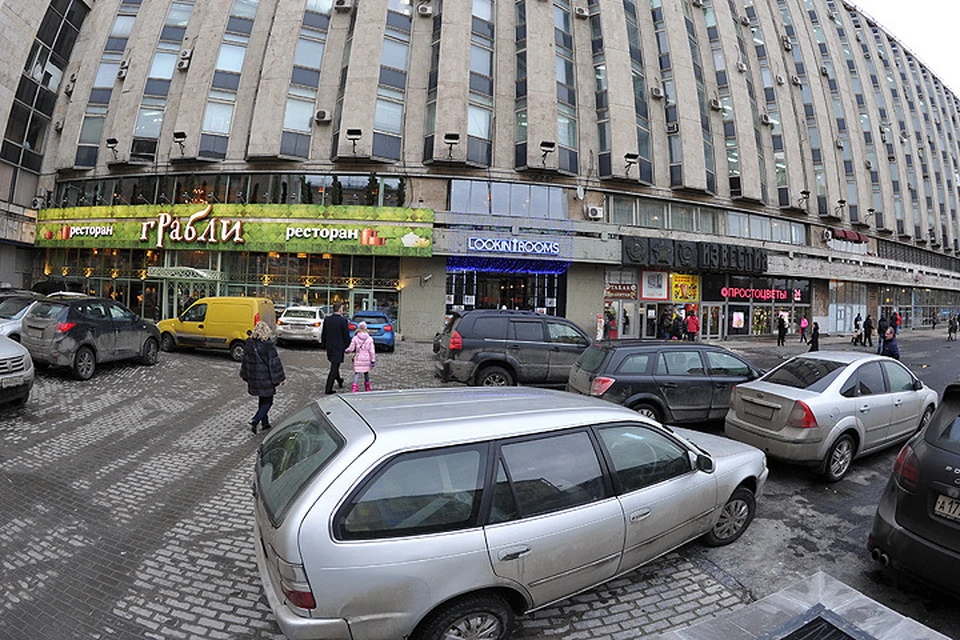 Столичные водители устроили стихийные парковки на месте снесенных самостроев