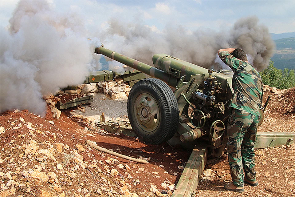Сирийские военнослужащие ведут обстрел позиций террористов.