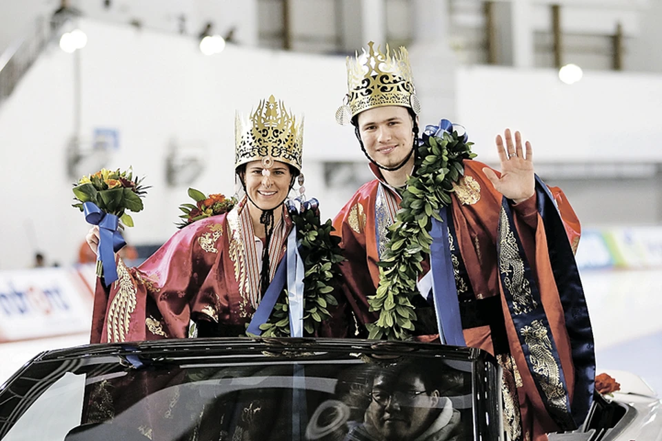 Чемпионская корона с головы конькобежца Кулижникова вот-вот свалится (на снимке - с американкой Бриттани Боу на церемонии награждения в Южной Корее). Фото: KIM HONG-JI/REUTERS