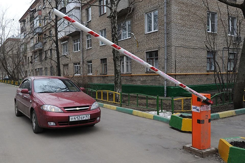 С прошлого года в столице проводится эксперимент по выдаче субсидий москвичам на установку шлагбаумов во дворах.