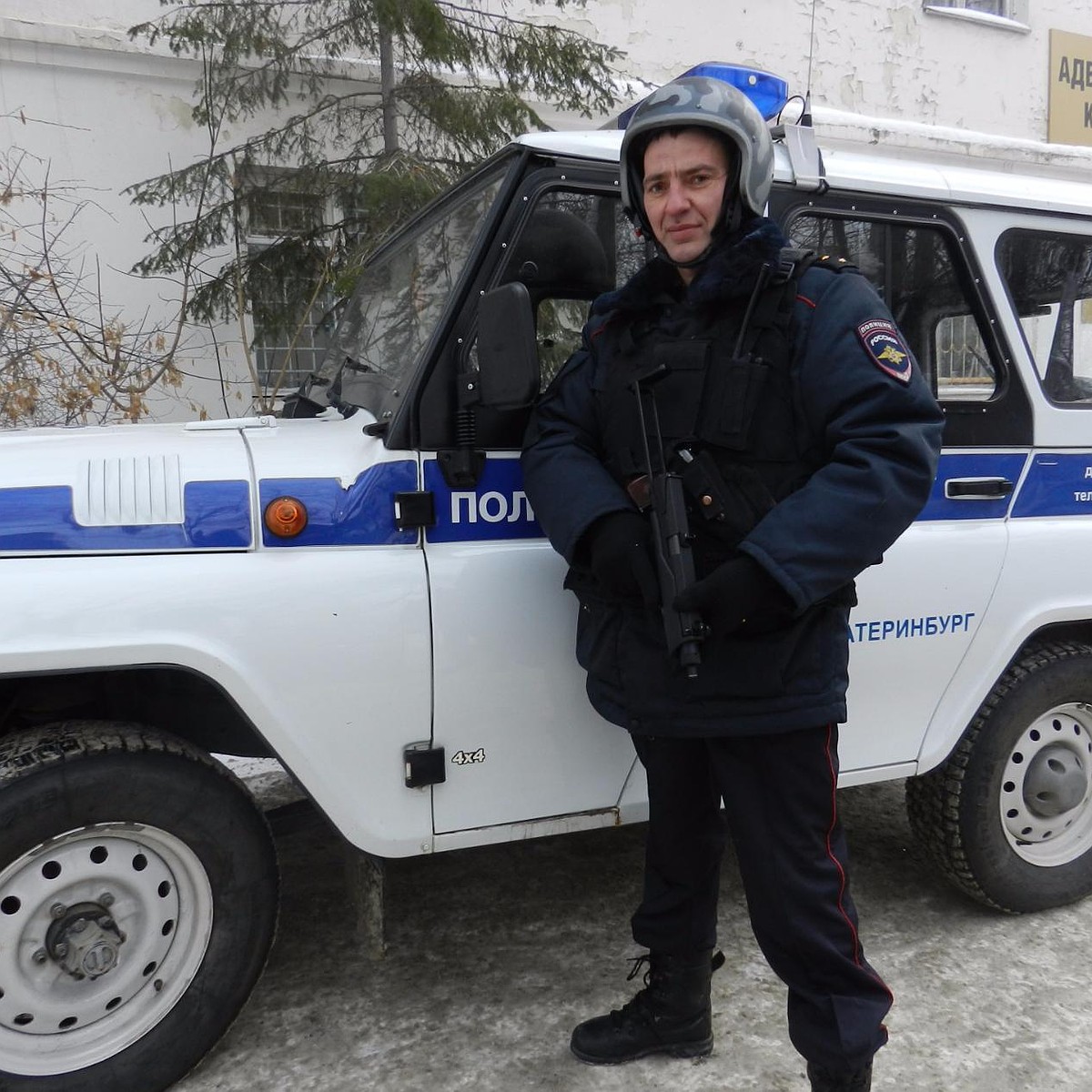 В Екатеринбурге полицейский по веревке залез на балкон третьего этажа,  чтобы спасти пропавшую девочку - KP.RU