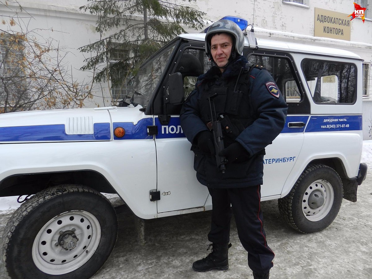 В Екатеринбурге полицейский по веревке залез на балкон третьего этажа,  чтобы спасти пропавшую девочку - KP.RU