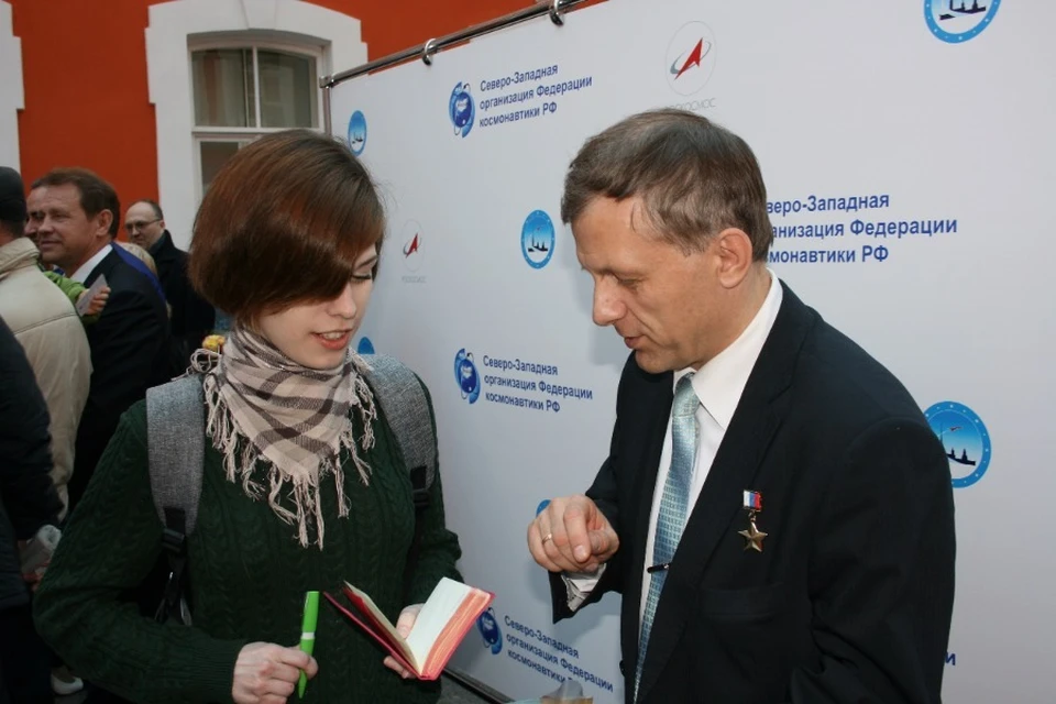 Андрей Борисенко раздавал автографы и отвечал на вопросы.