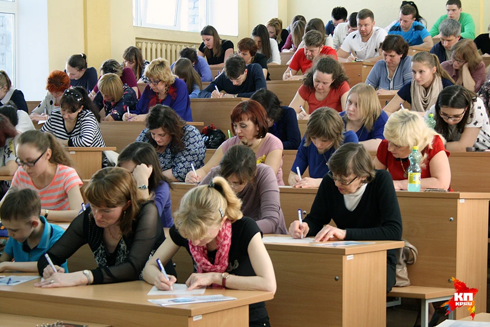 Текст читали чиновники и филологи.