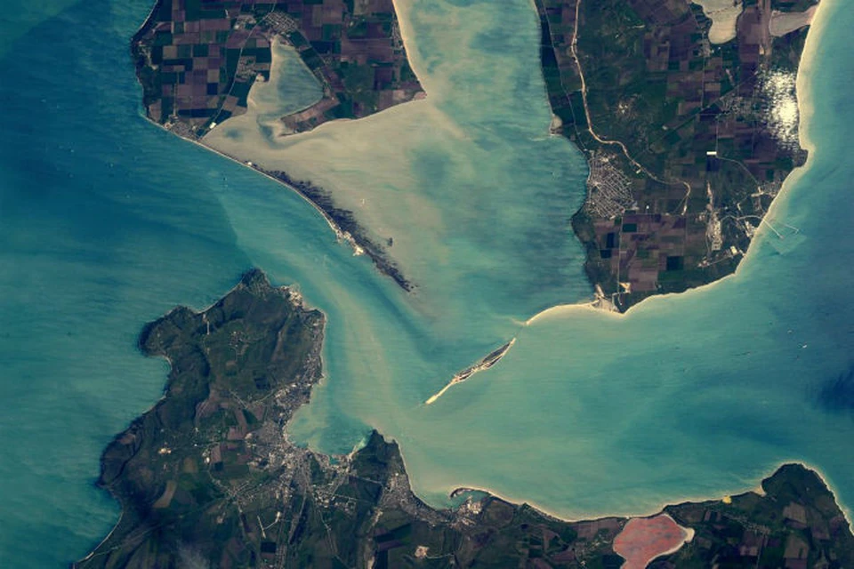 Вид на таманский (вверху) и керченский (внизу) полуостров стал хитом в Интернете. Фото: twitter.com/astro_tim