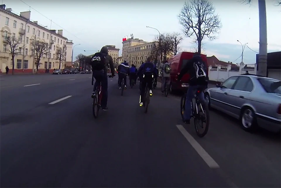 Колонна велосипедистов в прошлом году прошла по городу с призывом принимать их полноправными участниками дорожного движения. В вечернее время суток на дороге оказались велосипедисты без экипировки и светоотражающих приборов. Фото: скриншот с видео