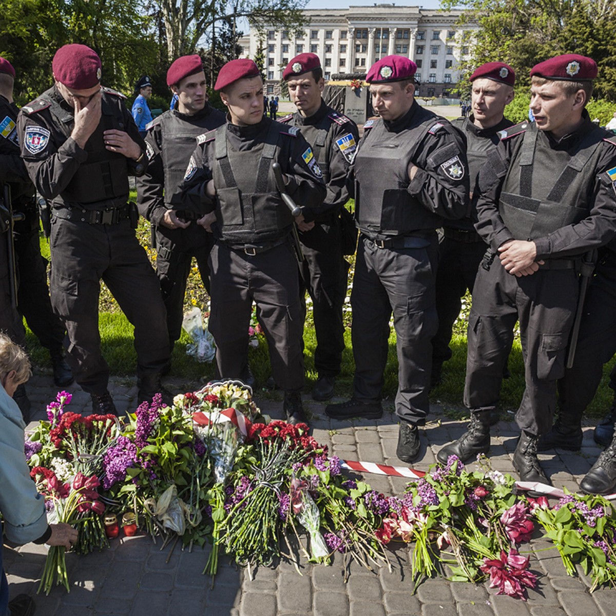 Жителей Одессы не пустили возложить цветы к Дому профсоюзов в годовщину  трагедии - KP.RU