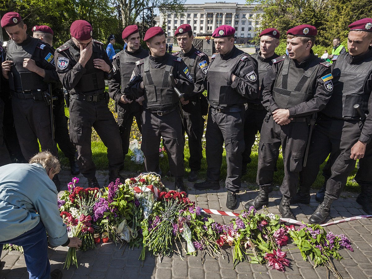 Жителей Одессы не пустили возложить цветы к Дому профсоюзов в годовщину  трагедии - KP.RU