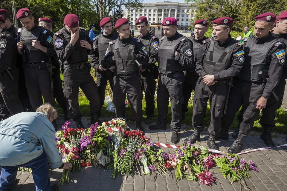 Одесситов, пришедших возложить цветы к месту трагедии так и не пустили Фото: Zuma\TASS