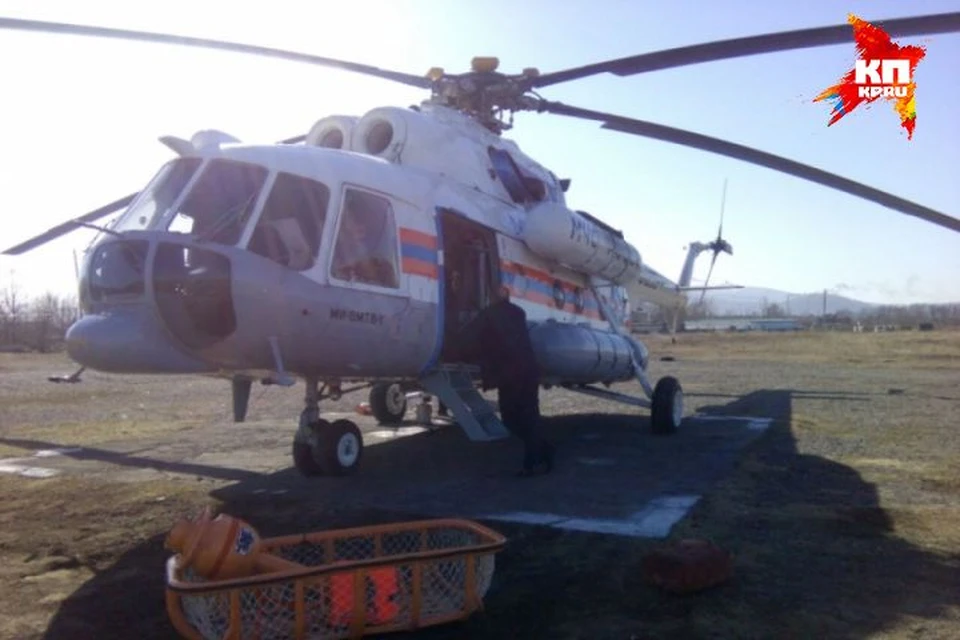 Вертолет Ми-8 спасателей готовится к вылету в район крушения Робинсон-44