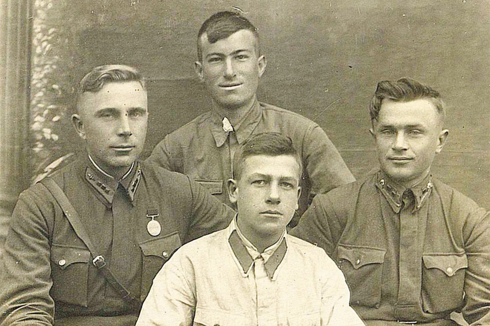 Александр Косивченко (крайний слева) с товарищами.