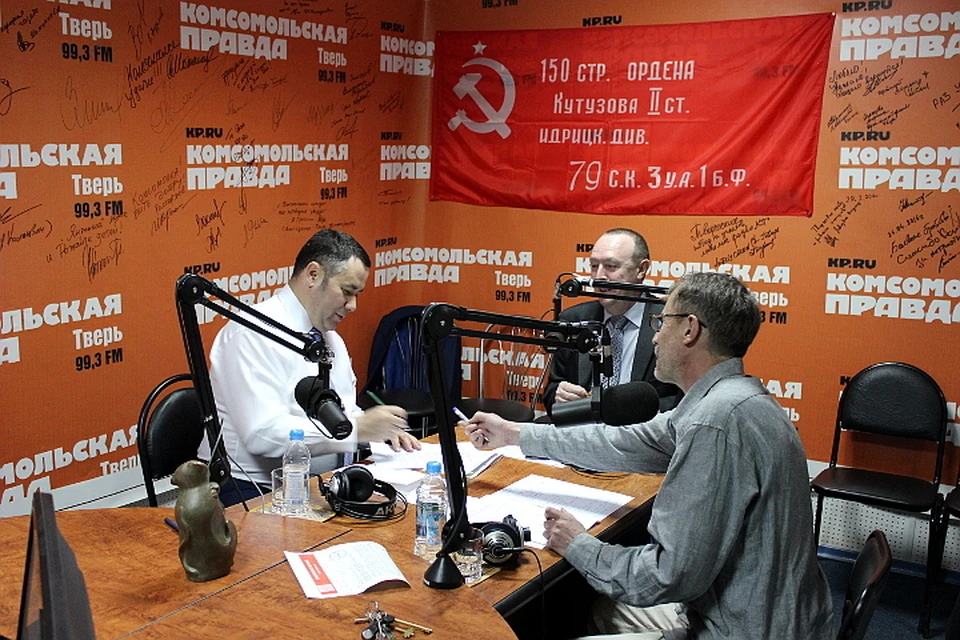 В студии, как и в эфире, обстановка была рабочая. Слева направо - Игорь Руденя, Олег Зинченко, Игорь Аксёнов