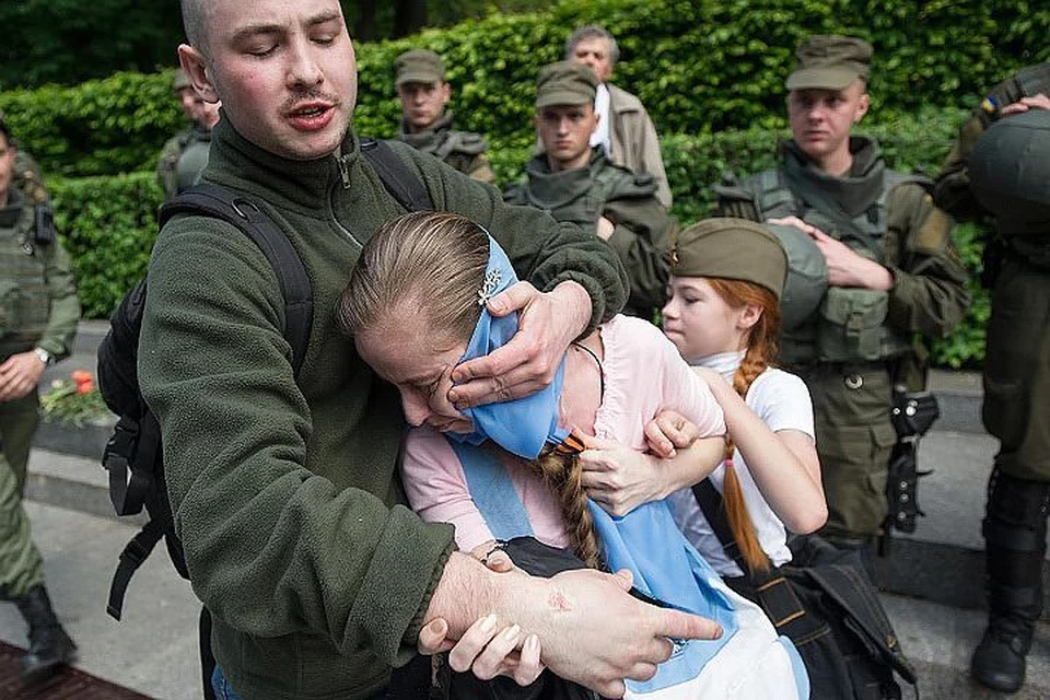 Молодой нацист напал на женщину с ребенком, сорвав георгиевскую ленточку. Фото: Alexey Furman/Anadolu Agency/Getty Images