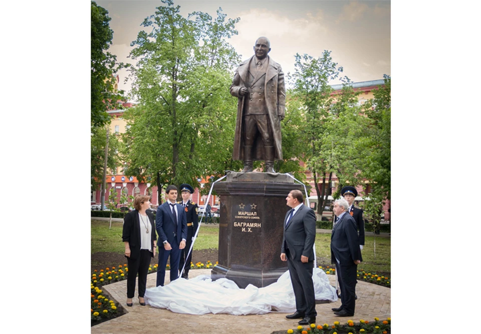 В церемонии открытия памятника приняли участие губернатор Орловской области и потомки Маршала