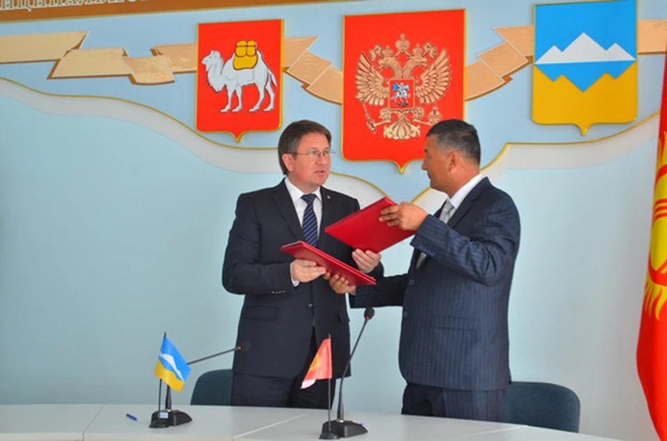 Александр Глазков и Калысбек Джудеев скрепили договором побратимские отношения.