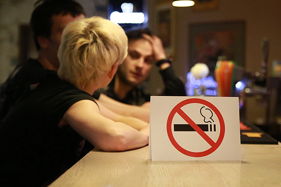 Запрет курения в общественных местах, кафе, вокзалах принесли свои плоды - число курильщиков снизилось на семь процентов.