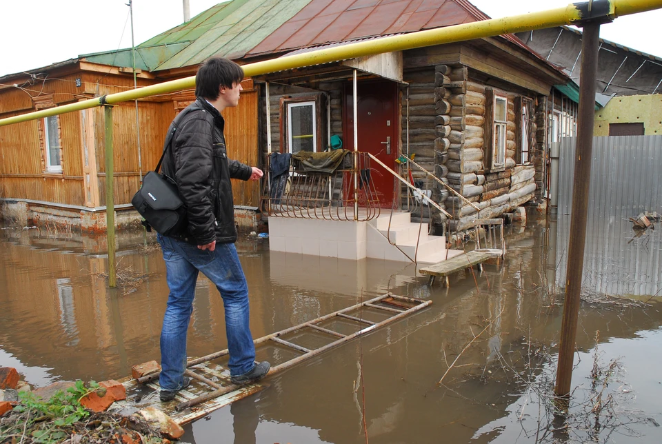 ливень. фонтан центральный парк новосибирск 2023. мокрое место. глазки на мокром месте. светомузыкальный фонтан в новосибирске в центральном парке.