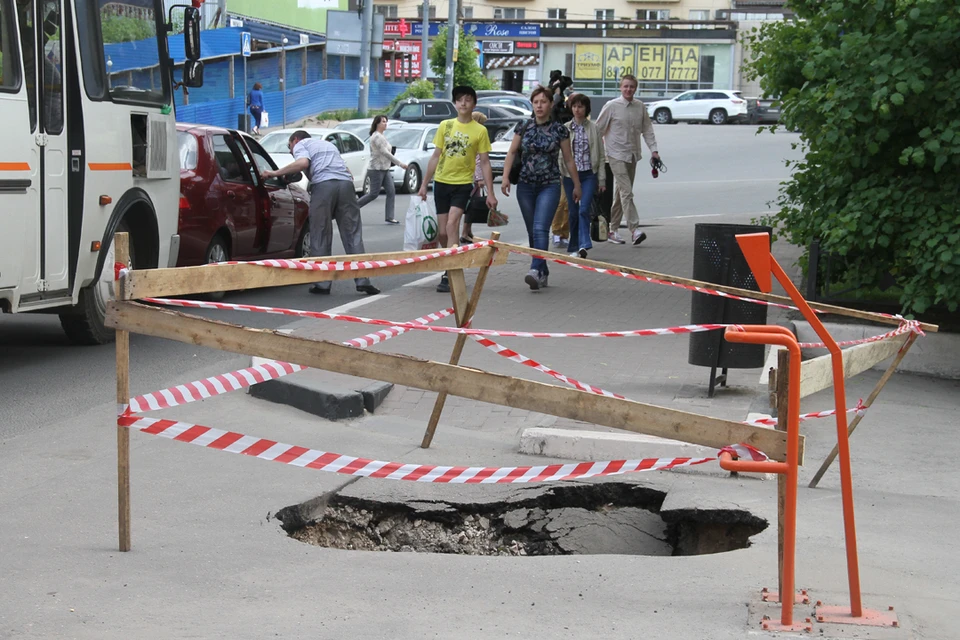 На площади Свободы в Нижнем под землю ушла часть тротуара.