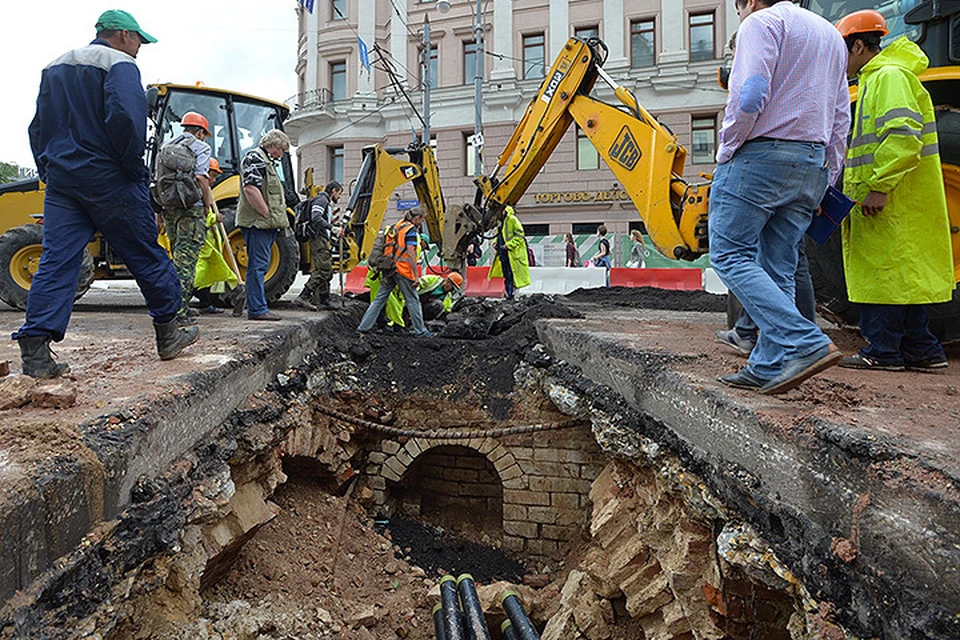 В ходе работ на Тверской улице рабочие откопали белокаменный подвал