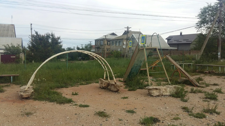 Гулять с детьми на таких площадках родители не рискуют.