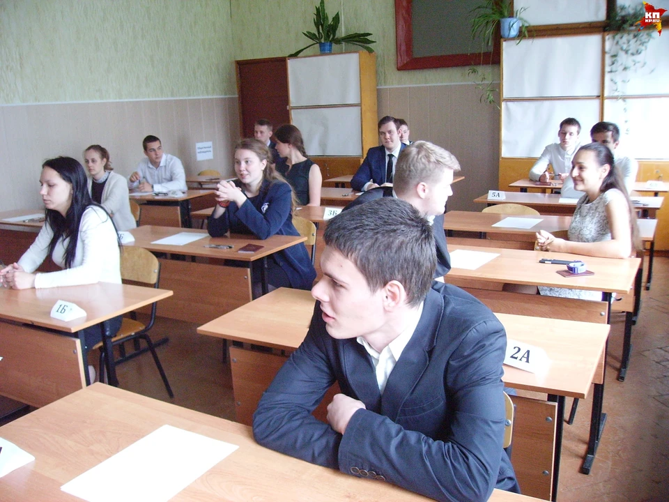 Школьники взволнованы перед экзаменом.