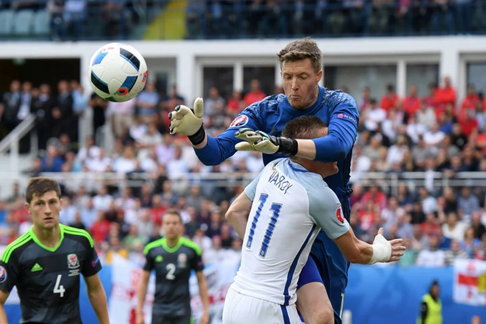 Вратарь Уэльса Хеннесси и нападающий Англии Варди. Фото: uefa.com