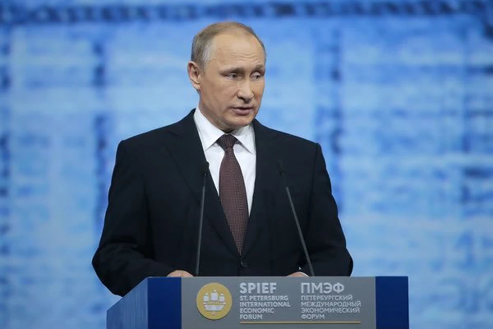 Владимир Путин выступает на экономическом форуме в Санкт-Петербурге