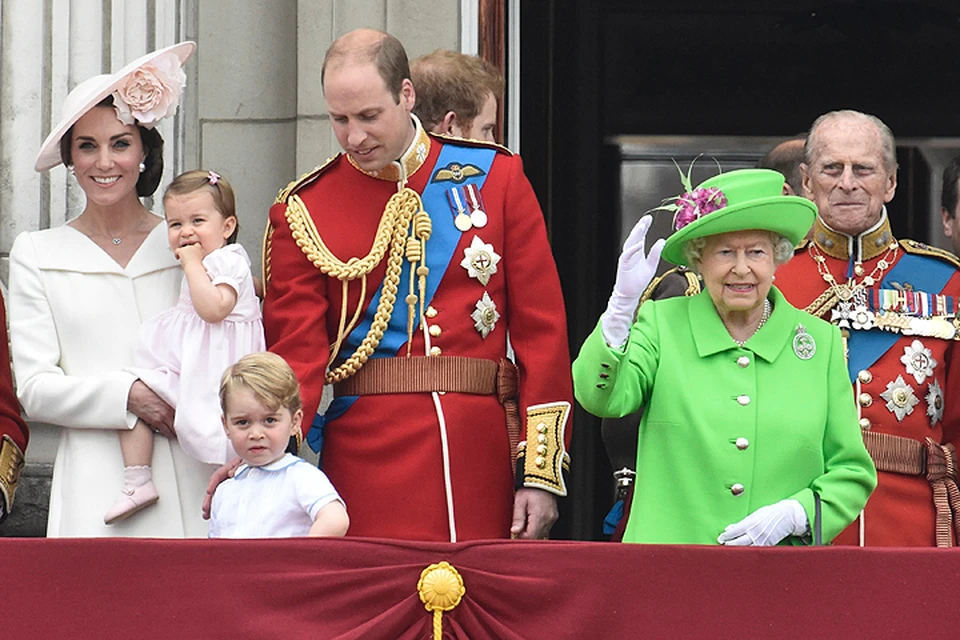 Елизавета II приветствует британцев с балкона Букингемского дворца.