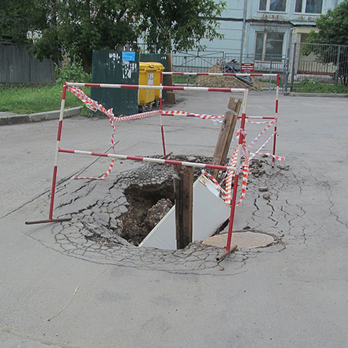 Во Владимире 3 недели не могут заделать двухметровую яму на Василисина -  KP.RU