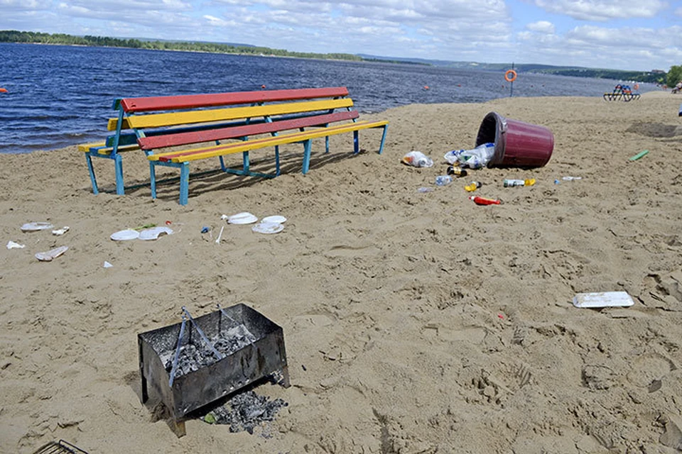 Не прошло и недели с официального открытия пляжей, как оборудование пострадало от вандалов.