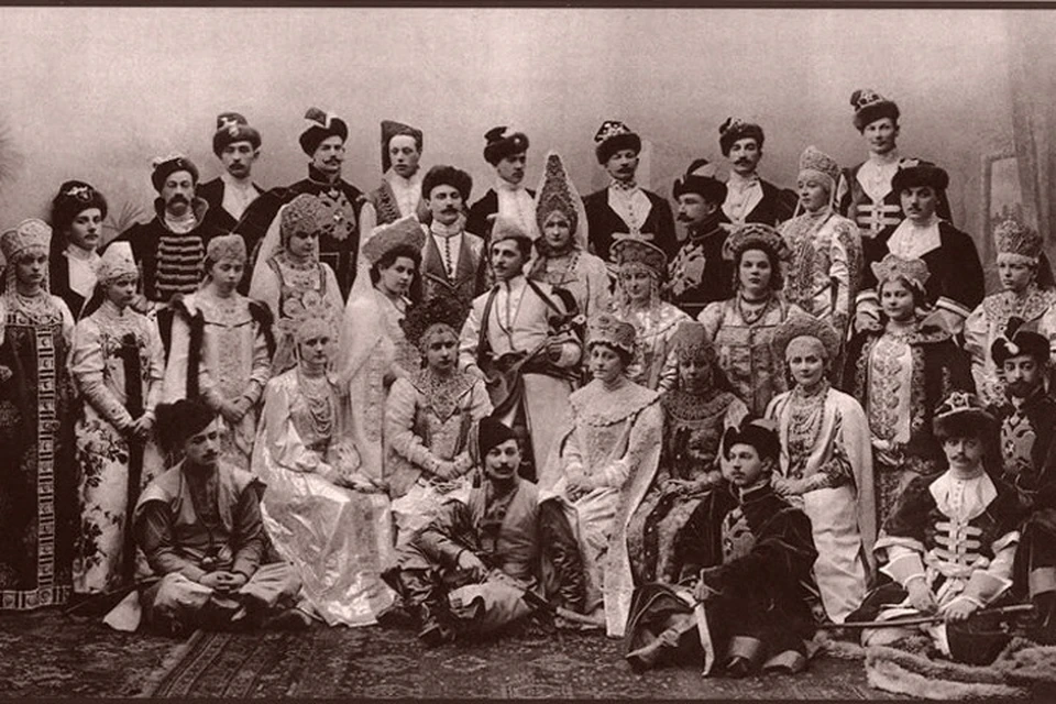 Участники костюмированного бала в Зимнем дворце 11 февраля 1903 года. Это был последний бал императорской России. Придворные дамы нарядились в сарафаны и кокошники, а кавалеры - в костюмы стрельцов или сокольничих.