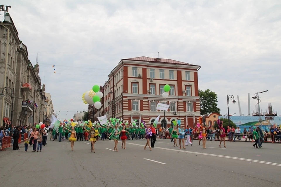 Участники шествия подарили городу яркий карнавальный танец и теплые поздравления.