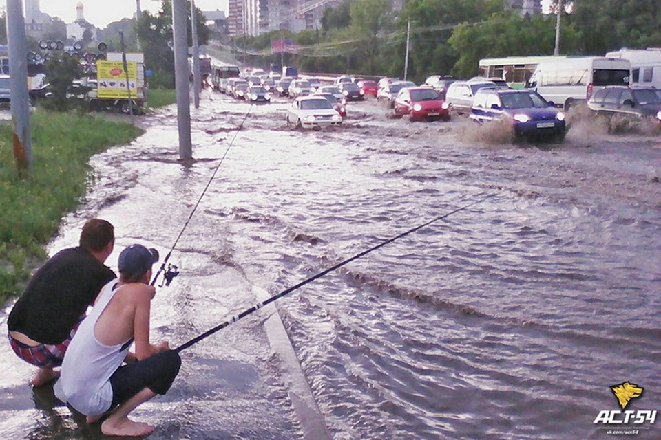 4 июля, Новосибирск, улица Ватутина - действительно, впору рыбу ловить...