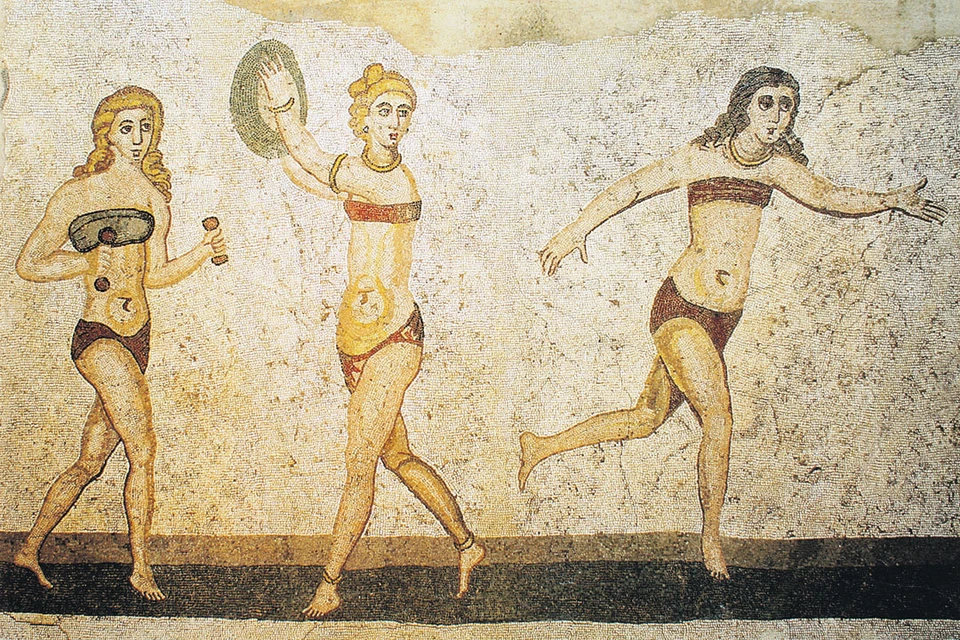 IV век н. э. Фрагмент мозаики с сицилийской виллы: одна из десяти дев, занимающихся спортом. Все десять, по сути, - в бикини! Фото: ru.wikipedia.org