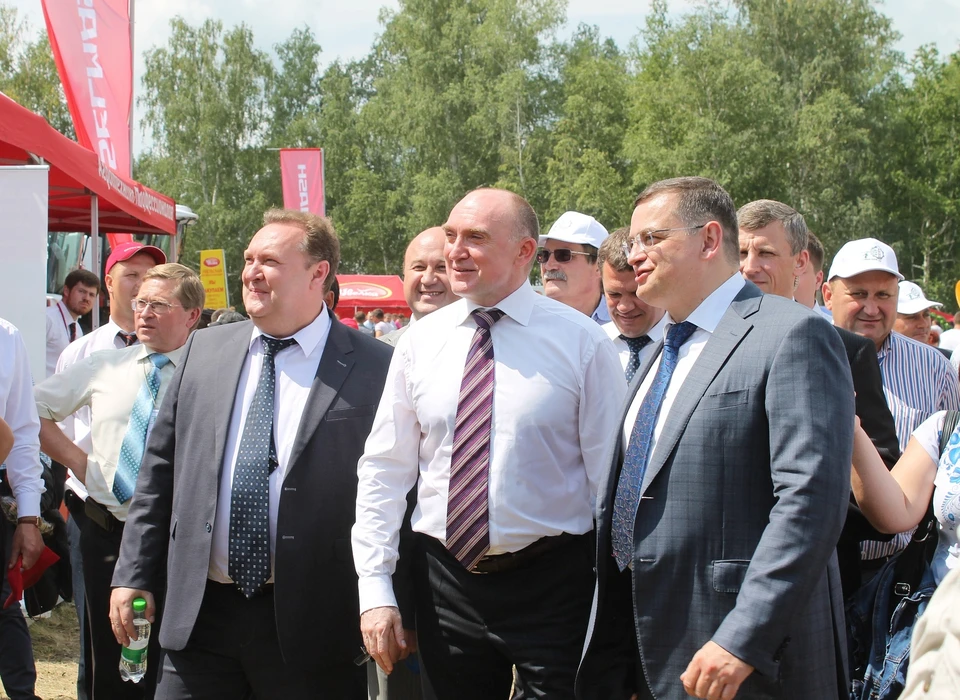 Слева направо: глава областного минсельхоза Сергей Сушков, губернатор Борис Дубровский, гендиректор Ростсельмаша Валерий Мальцев.