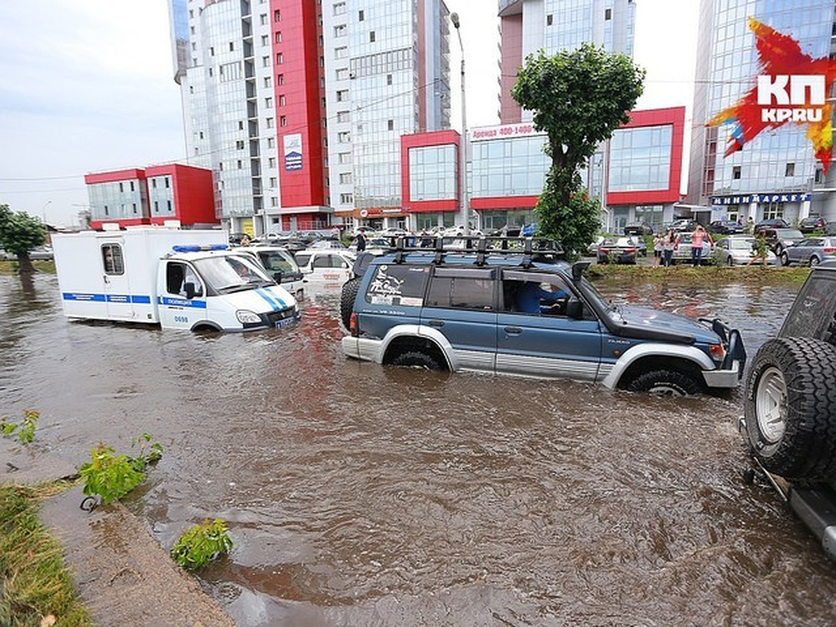 В Красноярске под проливным дождем утонули десятки автомобилей, на улицы  вышла откачивающая техника - KP.RU