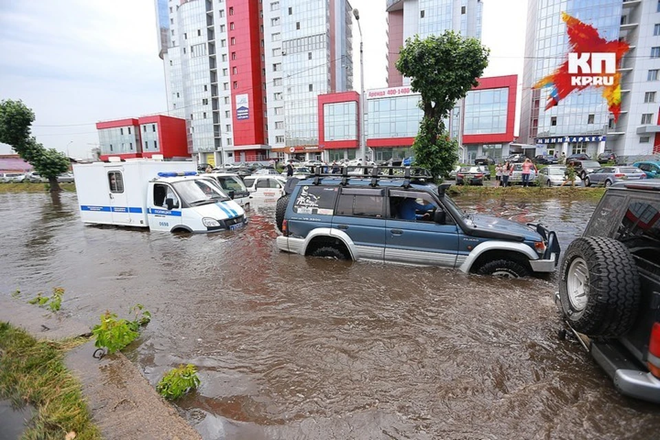 В Красноярске под проливным дождем утонули десятки автомобилей