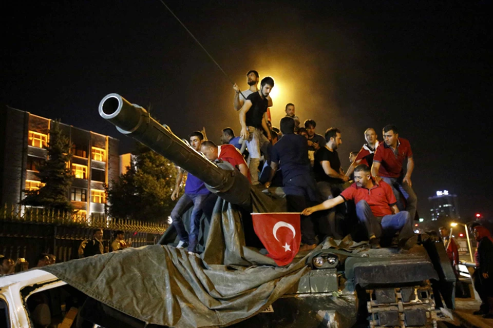 Против попытки госпереворота выступили тысячи жителей Турции: они окружали танки, которые военные вывели на улицы городов