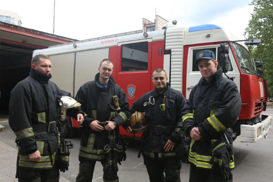 Пожарные из Петербурга стали героями соцсетей