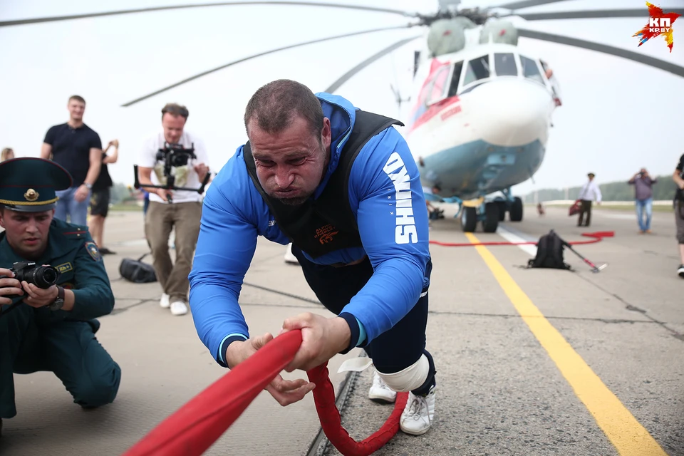 Кирилл Шимко тягал на себе и танки, и самолеты, а теперь дело и до вертолета дошло.