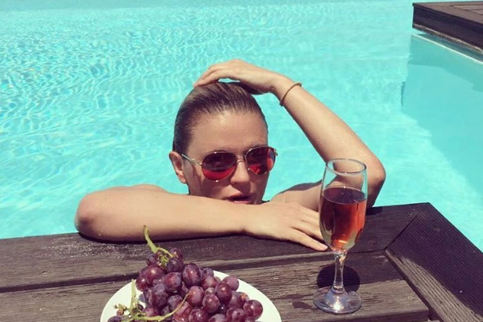 Анна Семенович редко публикует свои снимки в купальнике. Чаще - скромно выглядывает из-за бортика бассейна. А зря! Фото: Инстаграм.