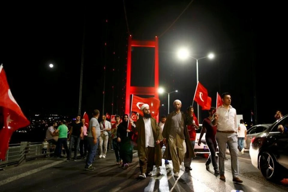 Попытка военного переворота в Турции началась именно с того, что вечером 15 июля мятежники перекрыли Босфорский мост